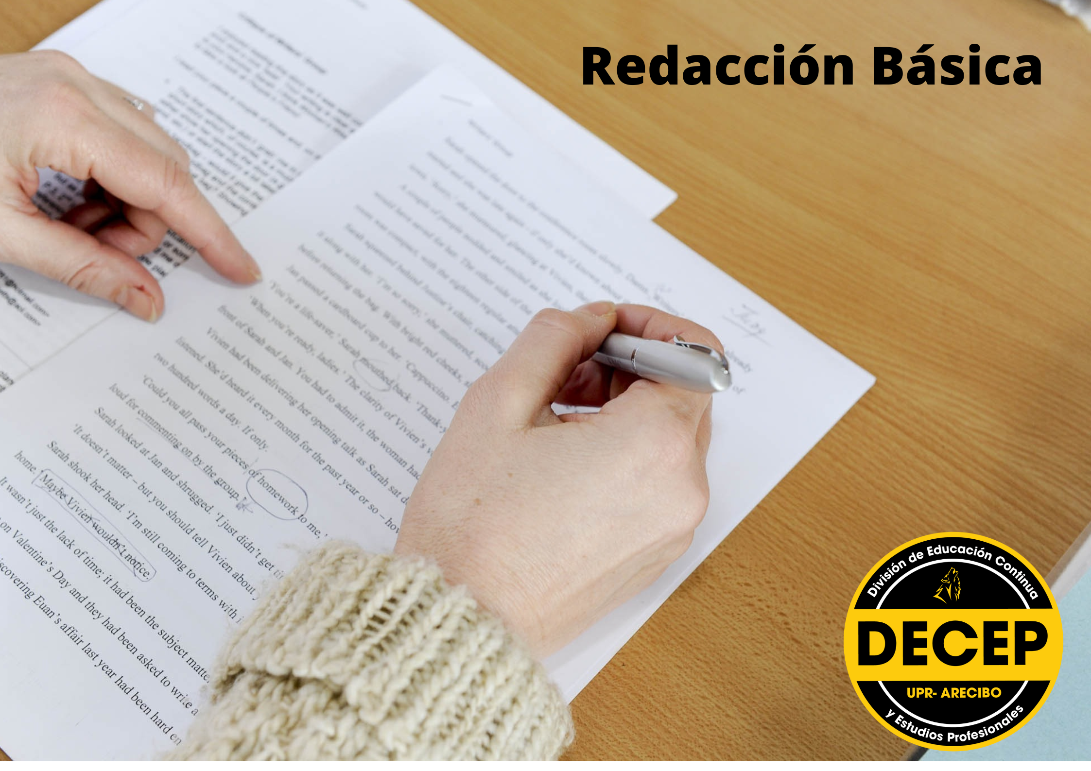 Una mano sujetando un bolígrafo y editando un documento.